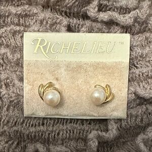 Richelieu Gold Pearl Stud Earrings - Cream Pearl Accents